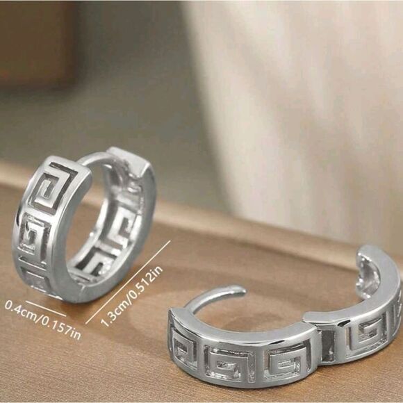 Unique Simple Style Mesh Pattern Designer Inspired Huggie Hoop Earrings - Picture 4 of 4